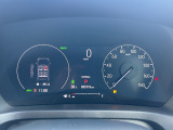 ホンダセンシング装着車となっております。衝突軽減ブレーキ、誤発進抑制機能、歩行者事故低減ステアリング、路外逸脱抑制機能、アダプティブクルーズコントロール、車線維持支援システム他、安全運転を幅広く支援。
