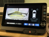 リバースギアに入れるだけで後方の表示へ切り替わります。夜間や雨の日の駐車も楽になりますよ。
