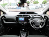 大きなフロントガラスで広々とした視界の運転席まわりです。
