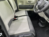 明るい色合いのシートが広がり、運転席と助手席で落ち着いて過ごせる空間です。足元にもゆとりがあり、ドア側から乗り込む際も視界が開けているのがうれしいポイントです。