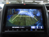 バックカメラの画像です。ガイドラインがスムースな車庫入れをサポートいたします。車庫入れの安心感がアップしますね。