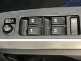 パワーウィンドのスイッチです。運転席に座りながら、助手席や後席の窓を開け閉めできるので大変便利ですよ。