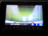 バックカメラの画像です。ガイドラインがスムースな車庫入れをサポートいたします。車庫入れの安心感がアップしますね。