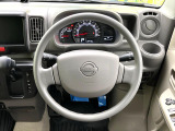 インテリアに合わせたデザインのステアリングは、運転される方のことも考え、運転しやすい形状、大きさです。是非一度、実際に触ってお確かめください。