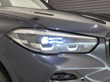 アダプティブLEDヘッドライトはステアリングを切った方向を照らします。