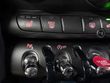 MINIの運転席操作部は、中央に構えるディスプレイが最大の特徴です。航空機を思わせるトグルスイッチなど、直感的で遊び心のあるメカニカルな操作感が、ゴーカートのような走りの高揚感を高めます。