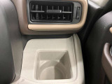 【運転席ドリンクホルダー】使いやすさに配慮したドリンクホルダー
