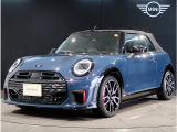MINIのフロントグリルのデザインはイギリスで生まれた当初から、シルバーのサイドバーが折り重なった伝統的なデザインで御座います。その伝統はBMWのお車になってからでも少しずつ形を変えて守られております