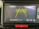 【バックカメラ】運転が苦手な方も車庫入れラクラクです!ギアをリバースに入れれば自動的に切り換わりますので、面倒な操作は不要です♪狭い駐車場もお車を傷つけず安心ですね!