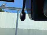 【別途SDカードの購入が必要です。また社外品は保証対象外となります。】運転中の映像・音声などを記録して、交通事故やトラブルが起きた時の正確な状況把握に役立つドライブレコーダーが装着されています。