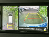 車両周辺の映像とガイド表示をモニター上で確認でき、駐車時の周囲確認をサポートします。表示を見ながら慎重に操作したい場面で、便利に活用できます。