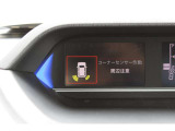 コーナーセンサーが反応した際のディスプレイ表示、メーター内の液晶ディスプレイに表示され、警告音とともに注意を促してくれます