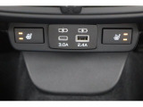後席用USBポートやシートヒータースイッチ