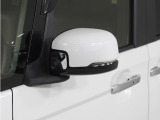 ◆ドアミラーウインカー◆ドアミラーにウインカーを装備しています。対向車に自身の進行方向を合図し安全に運転できます。