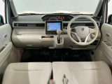 【インパネ】運転のしやすさを最優先に設計された見晴らしの良いフロントビュー。車両間隔が掴みやすく狭い道でも安心♪「安全」と「品質」を最優先に、安心してお乗りいただけるクルマを提供いたします。