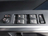 もちろん全席パワーウインドー付。運転席から操作できて便利です。