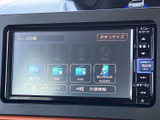 テレビやラジオ、音楽再生など、利用するソースを画面から選べます。停車中にはテレビ番組の映像を視聴でき、気分転換や待ち時間を過ごす際にも便利です。