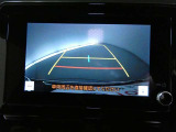 バックガイドモニター付き。車両後方の映像をナビ画面に表示し、駐車などの後退操作をサポートします。