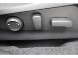 運転席パワーシート 電動シート採用で細かい微調整ができ、ドライビングポジションにしっかり合わせることで疲労軽減や事故防止につながります♪♪