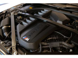 BMW伝統の「シルキーシックス」と称される直列6気筒ツインターボエンジンを搭載。530PSを発揮し、M4 Competition M xDriveの走りを支えます。