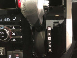 インパネシフトですので足元ひろびろ。運転しやすいですよ。