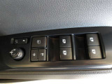 パワーウィンドウスイッチで運転席から全席の窓の開閉ができます。