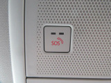 エアバッグが展開される事故や車両後方の衝突事故を検知した場合、またはSOSボタンが押された場合、緊急通報オペレーターに車両の位置情報と緊急信号を送信します。