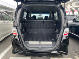 フル乗車時でも十分な荷室です。