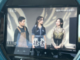番組映像を画面いっぱいに表示でき、停車中の待ち時間にもテレビを視聴できます。時刻も確認しやすく、目的に合わせて映像を楽しめる装備です。お出かけ先での休憩時間にも便利です。