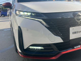 LEDヘッドランプ:ハロゲンランプの約2倍の光量でより明るく遠くを照らし、夜間走行時の視認性を高めます。