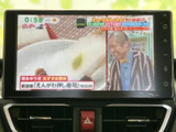 画面でテレビ番組を視聴できる装備です。目的地に着いてからの待ち時間など、停車中に映像を楽しみたい場面で活用できます。視聴は安全のため停車時にお使いください。