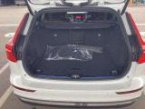 必要充分な広さのカーゴスペースはフラットで荷物が積みやすくなっています。また(60:40)のリア分割式シートを倒せば、たくさんの荷物も楽々積んでいただけます。エステートの便利さを実感するときですね。