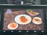 テレビ番組を画面で視聴でき、停車中の待ち時間を車内で過ごす際にも便利です。画面を通じて番組を楽しめる装備で、日常のお出かけ先での休憩時間にも活用いただけます。