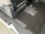 助手席は大きく前へスライド可能で、ミラクルオープンドアからの乗り降りをさらに快適にしてくれます♪