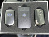 スマートキーをポケットやバッグに携帯していれば、キーを取り出すことなくドアハンドルを握り解錠、ドアハンドルのセンサーに触れるだけで施錠できます。