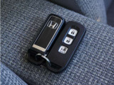 【スマートキー】鍵を持っているボタンを押すだけでエンジン始動。ドアの施錠もボタンを押すだけ。鍵は無くさない様にポケットに入れたまま。