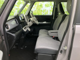 前席まわりは視界が広く、運転席から前方や周囲を確認しやすいレイアウトです。明るい色調のインパネと落ち着いたシートで、居心地よく過ごせます。