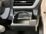 ワンタッチで展開するドリンクホルダー!非常にスマートですね!