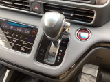 シフトはインパネシフト、パーキングブレーキは電子制御なので運転席と助手席の間はすっきりしています。