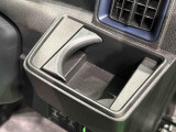 運転席側掘り込み式カップホルダー