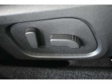 パワーシート(乗り降りから、運転席のポジション設定まで、ボタンで一つで微調整できます。高級車の必須アイテムです。)