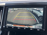 後方の映像とガイド線が画面に表示され、駐車時の距離感や進路を確認する目安になります。周囲の状況にも気を配りながら、車庫入れや後退をサポートします。