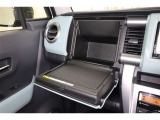 助手席はもちろん、運転席から手の届く範囲に小物入れや収納スペースが充実♪