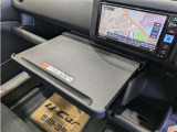 簡易テーブルも装備されており、室内での仕事もスムーズです。