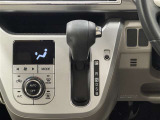 シンプルなストレート式フロアシフト!シフト操作簡単でらくらく!