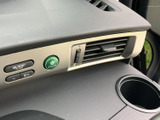 手元にあるスイッチ類は表示を確認しやすく、走行中に必要な機能を把握しやすい配置です。エコ関連のボタンや空調吹き出し口も近くにまとまり、日常の操作に便利です。