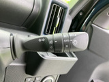 レバーには各種表示がまとめられ、操作内容を目で確認しやすい仕様です。運転席から手を伸ばしやすい位置にあり、日常の運転を支える装備として使いやすさに配慮されています。