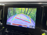 【バックカメラ】駐車時に後方がリアルタイム映像で確認できます。大型商業施設や立体駐車場での駐車時や、夜間のバック時に大活躍!運転スキルに関わらず、今や必須となった装備のひとつです!