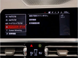 【ⅰドライブナビゲーション】文字情報も鮮明に表示する高解像度カラーディスプレイを採用。視認性に優れた地図デザインと特徴的な建造物を目印にした描写表示で現在位置を把握できます。地図データの更新も可能です