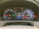 速度計や各種表示が一か所にまとまり、運転中に必要な情報を確認しやすい配置です。中央のディスプレイには走行可能距離なども表示され、日々の運転に役立ちます。